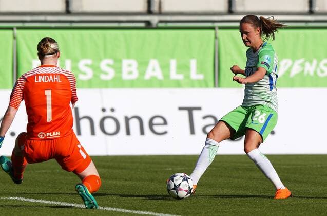 Wolfsburg vs Chelsea, CL Frauen Wolfsburg, Deutschland 29.04.2018, FUßBALL - VfL Wolfsburg vs FC Chelsea, Halbfinale, UEFA Frauen Champions League, Saison 2017-18. Bild zeigt: Torfrau Hedvig Lindahl (Chelsea), Caroline Graham Hansen (VfL Wolfsburg) Wolfsburg