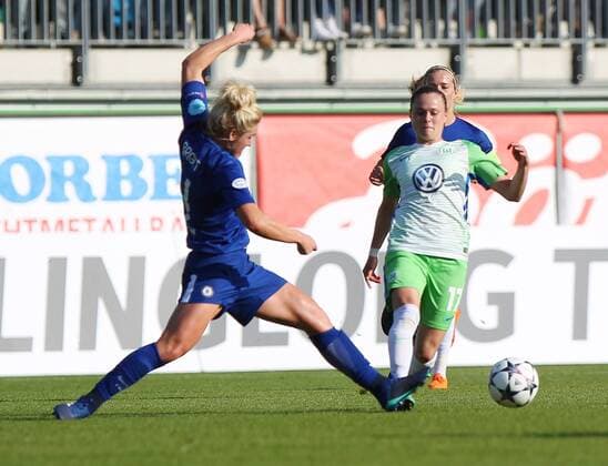 Wolfsburg vs Chelsea, CL Frauen Wolfsburg, Deutschland 29.04.2018, FUßBALL - VfL Wolfsburg vs FC Chelsea, Halbfinale, UEFA Frauen Champions League, Saison 2017-18. Bild zeigt: Millie Bright (Chelsea), Ewa Pajor (VfL Wolfsburg) Wolfsburg