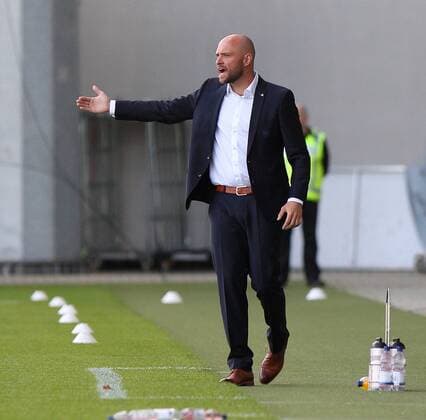 Wolfsburg vs Chelsea, CL Frauen Wolfsburg, Deutschland 29.04.2018, FUßBALL - VfL Wolfsburg vs FC Chelsea, Halbfinale, UEFA Frauen Champions League, Saison 2017-18. Bild zeigt: Cheftrainer Stephan Lerch (VfL Wolfsburg) lautstark an der Seitenlinie, gestikulierend Wolfsburg