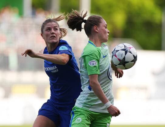 Wolfsburg vs Chelsea, CL Frauen Wolfsburg, Deutschland 29.04.2018, FUßBALL - VfL Wolfsburg vs FC Chelsea, Halbfinale, UEFA Frauen Champions League, Saison 2017-18. Bild zeigt: Maren Mjelde (Chelsea), Ewa Pajor (VfL Wolfsburg) Wolfsburg