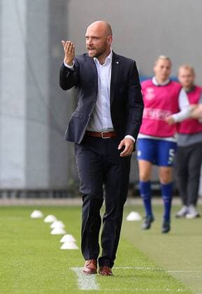 Wolfsburg vs Chelsea, CL Frauen Wolfsburg, Deutschland 29.04.2018, FUßBALL - VfL Wolfsburg vs FC Chelsea, Halbfinale, UEFA Frauen Champions League, Saison 2017-18. Bild zeigt: Cheftrainer Stephan Lerch (VfL Wolfsburg) lautstark an der Seitenlinie, gestikulierend Wolfsburg