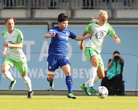 Wolfsburg vs Chelsea, CL Frauen Wolfsburg, Deutschland 29.04.2018, FUßBALL - VfL Wolfsburg vs FC Chelsea, Halbfinale, UEFA Frauen Champions League, Saison 2017-18. Bild zeigt: Claire Rafferty (Chelsea), Pernille Harder (VfL Wolfsburg) Wolfsburg