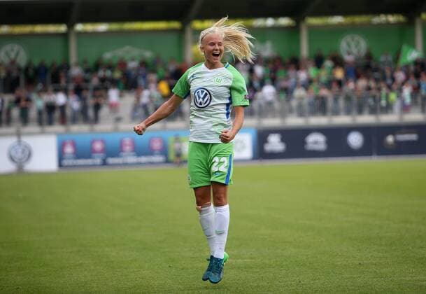 Wolfsburg vs Chelsea, CL Frauen Wolfsburg, Deutschland 29.04.2018, FUßBALL - VfL Wolfsburg vs FC Chelsea, Halbfinale, UEFA Frauen Champions League, Saison 2017-18. Bild zeigt: Pernille Harder (VfL Wolfsburg) jubelt mit der Mannschaft nach ihrem Tor zum 1:0 Wolfsburg