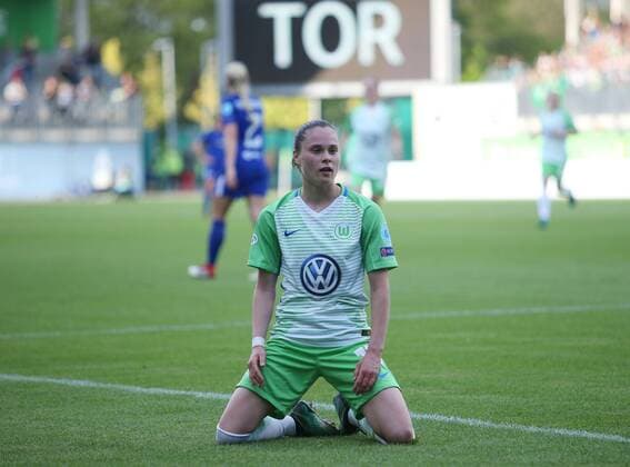 Wolfsburg vs Chelsea, CL Frauen Wolfsburg, Deutschland 29.04.2018, FUßBALL - VfL Wolfsburg vs FC Chelsea, Halbfinale, UEFA Frauen Champions League, Saison 2017-18. Bild zeigt: Ewa Pajor (VfL Wolfsburg) jubelt mit der Mannschaft nach ihrem Tor zum 2:0 Wolfsburg