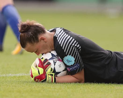 Almuth Schult (VfL Wolfsburg) küsst den ball