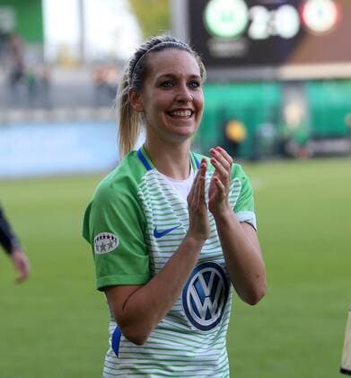 Wolfsburg vs Chelsea, CL Frauen Wolfsburg, Deutschland 29.04.2018, FUßBALL - VfL Wolfsburg vs FC Chelsea, Halbfinale, UEFA Frauen Champions League, Saison 2017-18. Bild zeigt: Schlussjubel Lena Goeßling (VfL Wolfsburg) Wolfsburg