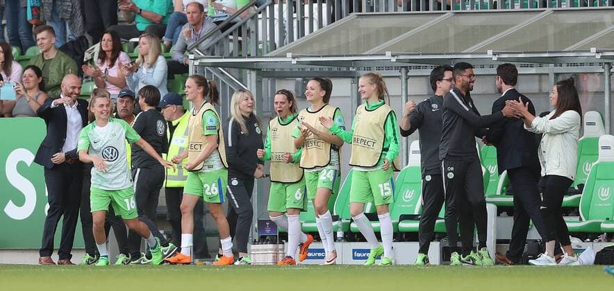 Jubel bei Cheftrainer Stephan Lerch (VfL Wolfsburg) undNoelle Maritz (VfL Wolfsburg), Caroline Graham Hansen (VfL Wolfsburg), Katharina Baunach (VfL Wolfsburg), w15 und dem Rest des teams