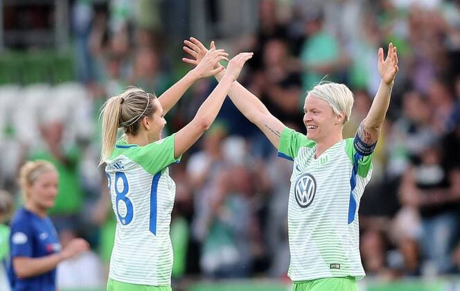 Jubeln ueber den Sieg Lena Goessling (VfL Wolfsburg) und Nilla Fischer (VfL Wolfsburg)