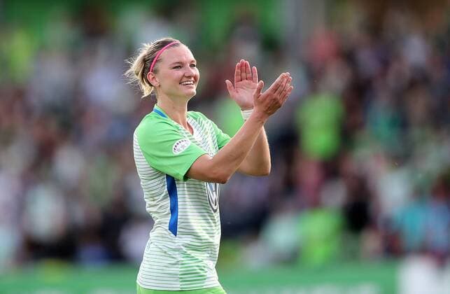 Alexandra Popp (VfL Wolfsburg) feiert den Sieg
