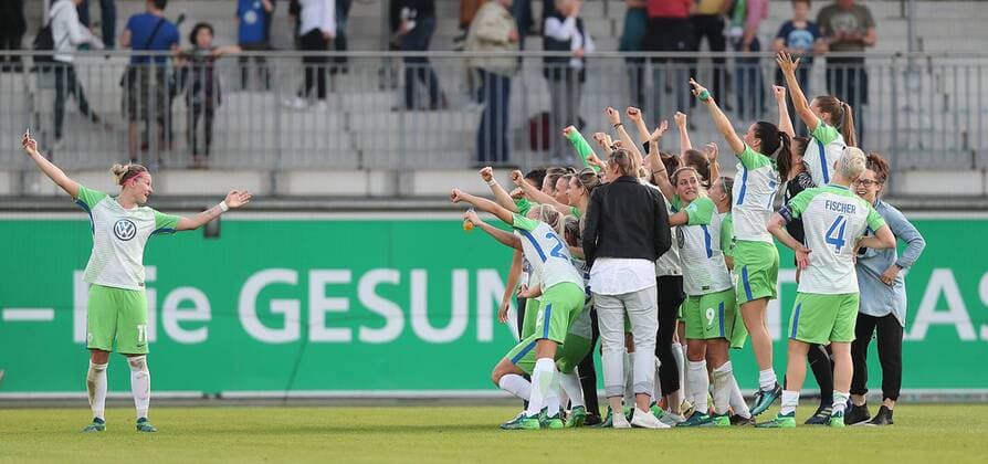 Selfie Alexandra Popp (VfL Wolfsburg) und Mannschaft