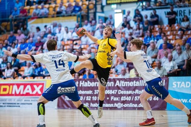 Falk Kolodziej 9 von HG Saarlouis beim Wurf mit Florian Pfeiffer 14 vom Dessau-Rosslauer HV 06 (l) und Johannes Wasielewskie 18 vom Dessau-Rosslauer HV 06 (r) waehrend der Begegnung in der DKB Handball 2. Bundesliga zwischen Dessau-Rosslauer HV 06 und HG Saarlouis in der Anhalt Arena am April 29, 2018 in Bauhausstadt Dessau, Sachsen Anhalt, Germany ( HB-2BL Dessau-Rosslauer HV 06 - HG Saarlouis Bauhausstadt Dessau Copyright: xEIBNER HartmutxBoesenerx EP_HBR