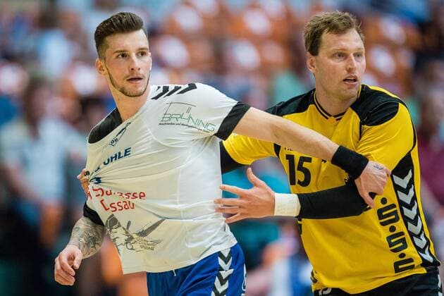 Marek Vranco 9 vom Dessau-Rosslauer HV 06 und Martin Murawski 15 von HG Saarlouis waehrend der Begegnung in der DKB Handball 2. Bundesliga zwischen Dessau-Rosslauer HV 06 und HG Saarlouis in der Anhalt Arena am April 29, 2018 in Bauhausstadt Dessau, Sachsen Anhalt, Germany ( HB-2BL Dessau-Rosslauer HV 06 - HG Saarlouis Bauhausstadt Dessau Copyright: xEIBNER HartmutxBoesenerx EP_HBR