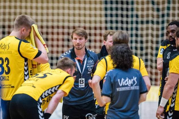 Trainer Philipp Kessler von HG Saarlouis in der Auszeit waehrend der Begegnung in der DKB Handball 2. Bundesliga zwischen Dessau-Rosslauer HV 06 und HG Saarlouis in der Anhalt Arena am April 29, 2018 in Bauhausstadt Dessau, Sachsen Anhalt, Germany ( HB-2BL Dessau-Rosslauer HV 06 - HG Saarlouis Bauhausstadt Dessau Copyright: xEIBNER HartmutxBoesenerx EP_HBR