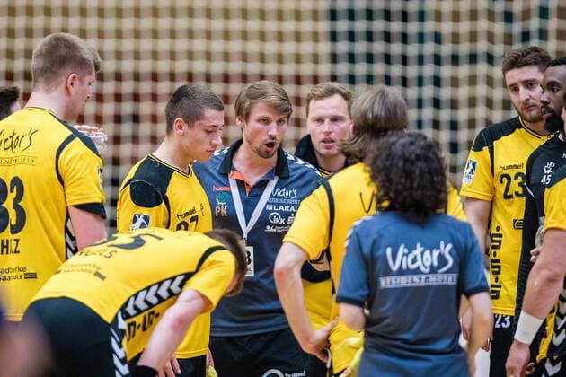 Trainer Philipp Kessler von HG Saarlouis in der Auszeit waehrend der Begegnung in der DKB Handball 2. Bundesliga zwischen Dessau-Rosslauer HV 06 und HG Saarlouis in der Anhalt Arena am April 29, 2018 in Bauhausstadt Dessau, Sachsen Anhalt, Germany ( HB-2BL Dessau-Rosslauer HV 06 - HG Saarlouis Bauhausstadt Dessau Copyright: xEIBNER HartmutxBoesenerx EP_HBR