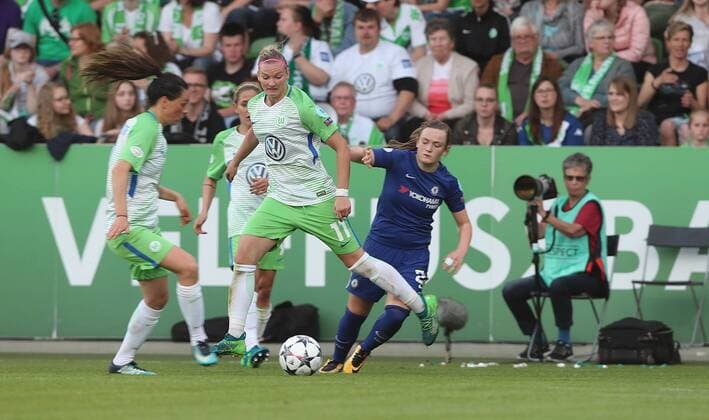 Alexandra Popp (VfL Wolfsburg) im Duell mit Erin Cuthbert (Chelsea LFC)