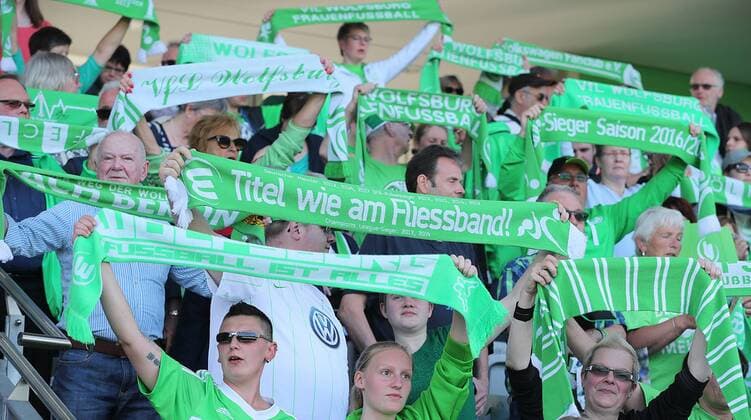 Wolfsburger Fans feiern ihr Team