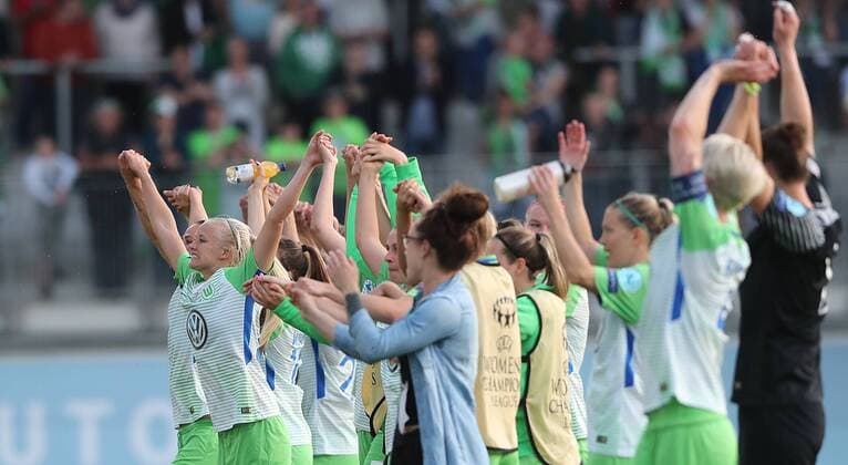 Pernille Harder (VfL Wolfsburg) und das team feiern den Sieg mit den Fans