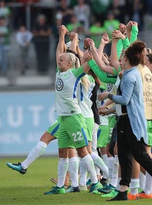 Pernille Harder (VfL Wolfsburg) und das team feiern den Sieg mit den Fans