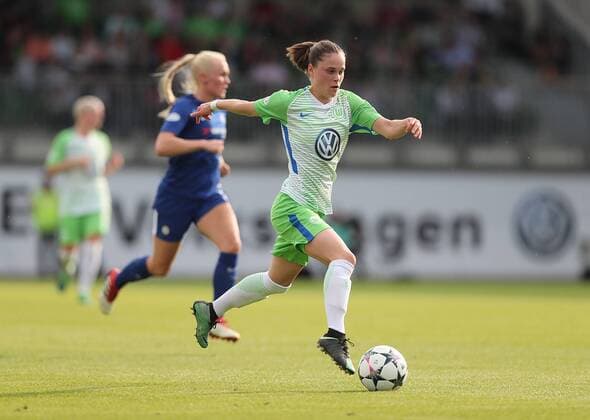 Ewa Pajor (VfL Wolfsburg) am Ball