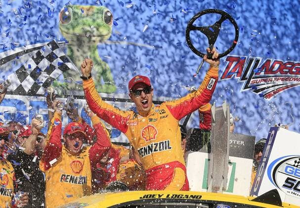 Bilder des Tages - SPORT TALLADEGA, AL - APRIL 29: Joey Logano, Team Penske, Ford Fusion Shell Pennzoil (22) celebrates in Victory Circle after winning the 49th running of the Monster Energy NASCAR Motorsport USA Cup Series GEICO 500 race on April 29, 2018, at the Talladega Superspeedway in Talladega, AL. (Photo by David J. Griffin Icon Sportswire) AUTO: APR 29 Monster Energy NASCAR Cup Series - GEICO 500 Icon95318042900875500 EDITORIAL USE ONLY