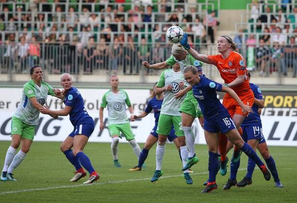 Wolfsburg vs Chelsea, CL Frauen Wolfsburg, Deutschland 29.04.2018, FUßBALL - VfL Wolfsburg vs FC Chelsea, Halbfinale, UEFA Frauen Champions League, Saison 2017-18. Bild zeigt: Torfrau Hedvig Lindahl (Chelsea), Nilla Fischer (VfL Wolfsburg), Wolfsburg