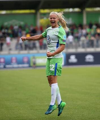 Bilder des Tages - SPORT Wolfsburg vs Chelsea, CL Frauen Wolfsburg, Deutschland 29.04.2018, FUßBALL - VfL Wolfsburg vs FC Chelsea, Halbfinale, UEFA Frauen Champions League, Saison 2017-18. Bild zeigt: Pernille Harder (VfL Wolfsburg) jubelt nach ihrem Tor zum 1:0 Wolfsburg