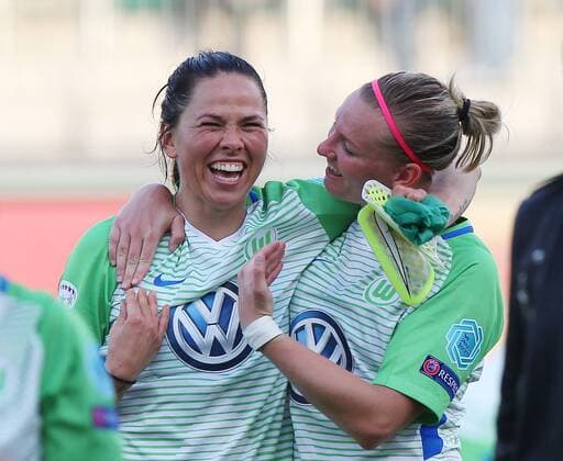 Wolfsburg vs Chelsea, CL Frauen Wolfsburg, Deutschland 29.04.2018, FUßBALL - VfL Wolfsburg vs FC Chelsea, Halbfinale, UEFA Frauen Champions League, Saison 2017-18. Bild zeigt: Schlussjubel Finale, Sara Björk Gunnarsdottir (VfL Wolfsburg), Alexandra Popp (VfL Wolfsburg) Wolfsburg