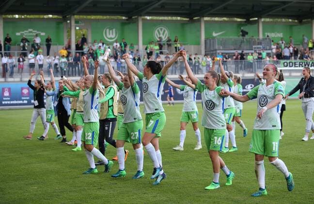 Bilder des Tages - SPORT Wolfsburg vs Chelsea, CL Frauen Wolfsburg, Deutschland 29.04.2018, FUßBALL - VfL Wolfsburg vs FC Chelsea, Halbfinale, UEFA Frauen Champions League, Saison 2017-18. Bild zeigt: Schlussjubel Finale, Wolfsburg