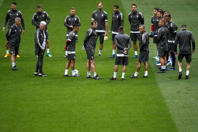 Bilder des Tages - SPORT Fußball, CL, Bayern München Training Bayern Munich s head coach Jupp Heynckes (2-L) leads a training session at Santiago Bernabeu stadium on the eve of the UEFA Champions League semi final second leg soccer match between Real Madrid and Bayern Munich, in Madrid, Spain, 30 April 2018. Bayern Munich training session !ACHTUNG: NUR REDAKTIONELLE NUTZUNG!  Copyright: xEmilioxNaranjox GRAF6102 20180430-636607126408154939