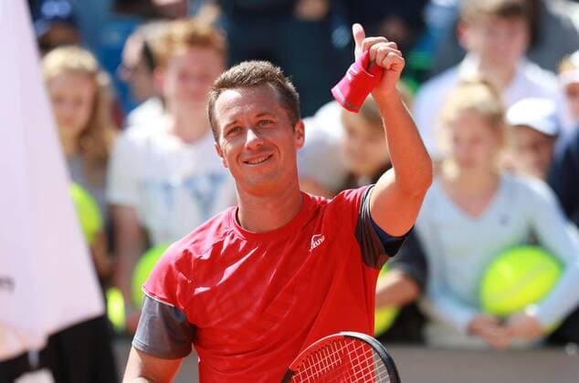 Bilder des Tages - SPORT Philipp Kohlschreiber bedankt sich nach seinem Sieg über Karlovic bei den Fans Tennis BMW-Open 2018 01.05.2018