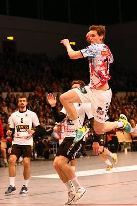 Handball 3. Bundesliga 2017 2018 - Hamburg Handball vs. MTV Braunschweig Dominik Axmann (Hamburg) im Sprungwurf aufs Tor. Sporthalle Alsterdorf Hamburg .