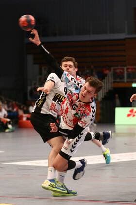 Handball 3. Bundesliga 2017 2018 - Hamburg Handball vs. MTV Braunschweig Dominik Axmann (Hamburg) im Zweikampf gegen Tim Alex (Braunschweig) . Sporthalle Alsterdorf Hamburg .