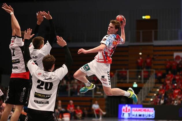 Handball 3. Bundesliga 2017 2018 - Hamburg Handball vs. MTV Braunschweig Dominik Axmann (Hamburg) im Sprungwurf aufs Tor . Sporthalle Alsterdorf Hamburg .