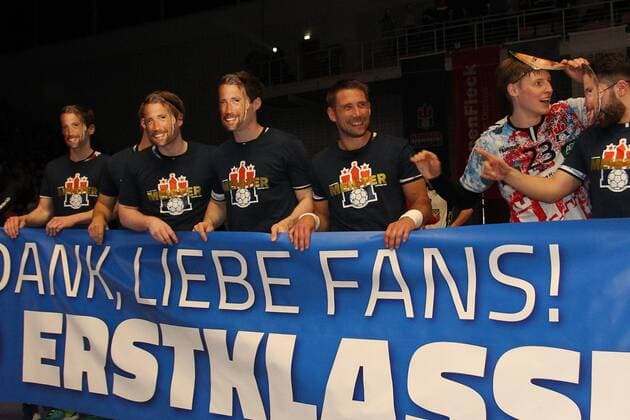 Bilder des Tages - SPORT Handball 3. Bundesliga 2017 2018 - Hamburg Handball vs. MTV Braunschweig Nur ein Schröder ist echt. Das Team zog sich zu Ehren von Stefan Schröder sein Portrait über . Sporthalle Alsterdorf Hamburg .