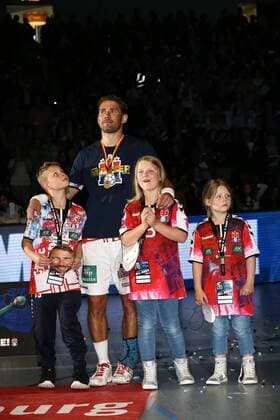 Handball 3. Bundesliga 2017 2018 - Hamburg Handball vs. MTV Braunschweig Stefan Schröder mit seinen Kindern . Sporthalle Alsterdorf Hamburg .