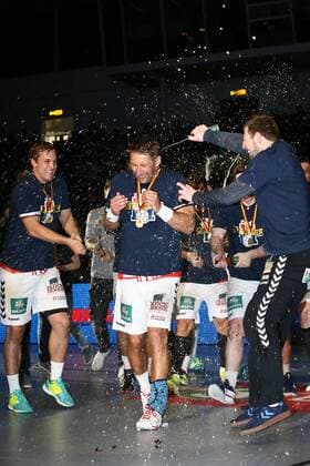Handball 3. Bundesliga 2017 2018 - Hamburg Handball vs. MTV Braunschweig Bierdusche für Stefen Schröder . Sporthalle Alsterdorf Hamburg .