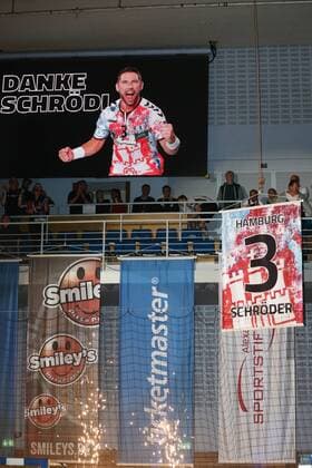 Handball 3. Bundesliga 2017 2018 - Hamburg Handball vs. MTV Braunschweig Sein Trikot hängt jetzt unter der Decke: Stefan Schröder Schroeder (Hamburg) Sporthalle Alsterdorf Hamburg .