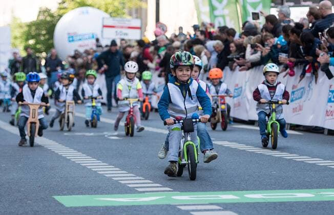 01.05.2018, xmhx, Radsport, Rund um den Finanzplatz Eschborn 2018, emspor v.l. Das Kinderrennen im Rahmen des Radsportrennens Frankfurt Eschborn Eschborn
