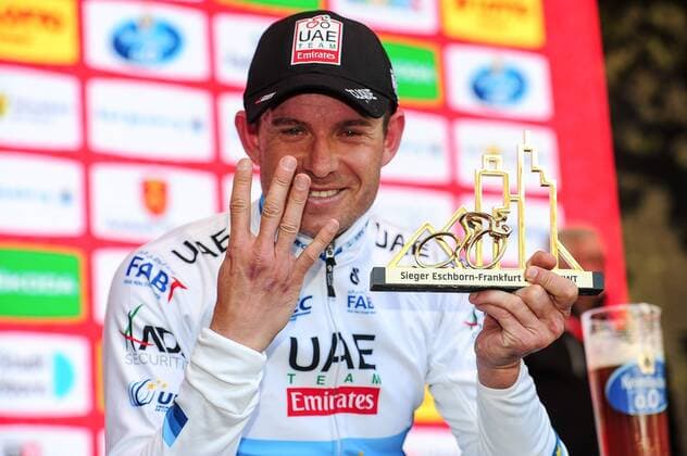 Themen der Woche - SPORT Bilder des Tages - SPORT Alexander Kristoff ( NOR UAE Team Emirates ) gewinnt zum vierten Mal in Folge den Hessischen Radsportklassiker in Frankfurt - Podium - Jubel - Freude - Emotionen - Querformat - quer - horizontal - Veranstaltung Event: 56. Eschborn Frankfurt - Eschborn nach to Frankfurt am Main Alter Oper 212.5 km - Ort Place: Frankfurt am Main - Deutschland Germany - Europa Europe Datum Date: 01.05.2018