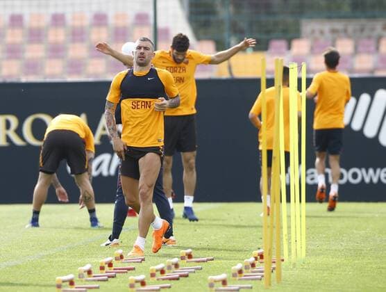 Aleksandar Kolarov, Federico Fazio wear a shirt dedicated to Liverpool s supporter Sean Cox injured by As Roma supporters before first leg match in Liverpool Roma 01-05-2018 Trigoria Football Calcio Champions League AS Roma training before semifinal 2nd leg Foto Gino Mancini Insidefoto ginoxmancini
