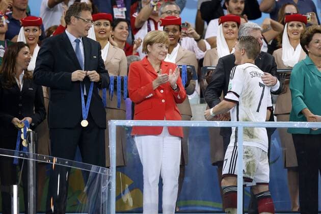 SCHWEINSTEIGER Bastianl Team Deutschland bei der Siegeehrung mit Kanzlerin MERKEL Angela und Bundespräsident GAUCK World Cup 2014 Brasil FIFA Fussball Weltmeisterschaften 2014 in Brasilien Finale Spiel Deutschland gegen Argentinien 1 : 0 am 13.Juli 2014 in Rio de Janeiro
