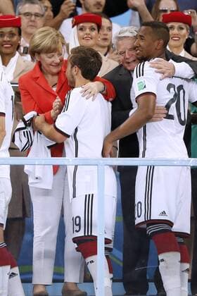 GOETZE Mario Team Deutschland bei der Siegerehrung mit Kanzlerin MERKEL Angela rechts President GAUCK mit BOATENG Jerome World Cup 2014 Brasil FIFA Fussball Weltmeisterschaften 2014 in Brasilien Finale Spiel Deutschland gegen Argentinien 1 : 0 am 13.Juli 2014 in Rio de Janeiro *** GOETZE Mario Team Germany at the award ceremony with Chancellor MERKEL Angela right President GAUCK with BOATENG Jerome World Cup 2014 Brasil FIFA World Cup Brazil 2014 Final match Germany v Argentina 1 0 on 13 July 2014 in Rio de Janeiro 