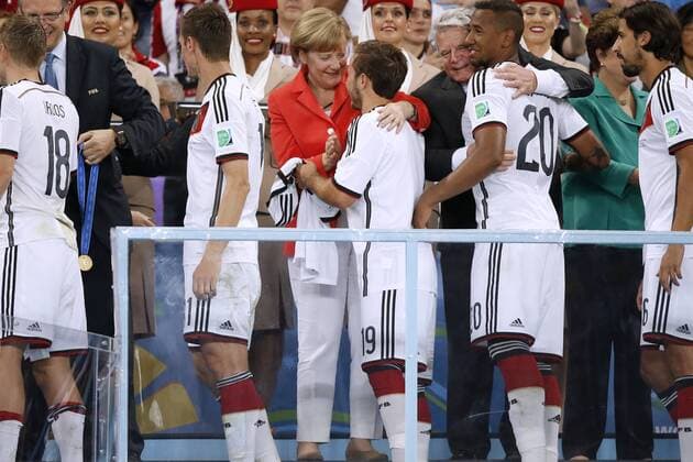 GOETZE Mario Team Deutschland bei der Siegerehrung mit Kanzlerin MERKEL Angela rechts President GAUCK mit BOATENG Jerome World Cup 2014 Brasil FIFA Fussball Weltmeisterschaften 2014 in Brasilien Finale Spiel Deutschland gegen Argentinien 1 : 0 am 13.Juli 2014 in Rio de Janeiro