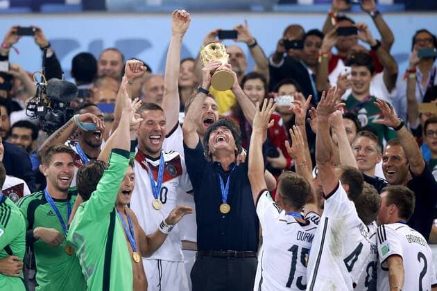 LOEW Joachim Bundestrainer Team Deutschland bei der Siegerehrung mit Welt Pokal World Cup 2014 Brasil FIFA Fussball Weltmeisterschaften 2014 in Brasilien Finale Spiel Deutschland gegen Argentinien 1 : 0 am 13.Juli 2014 in Rio de Janeiro