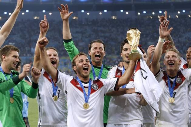 GOETZE Mario Team Deutschland bei der Siegerehrung mit Welt Pokal World Cup 2014 Brasil FIFA Fussball Weltmeisterschaften 2014 in Brasilien Finale Spiel Deutschland gegen Argentinien 1 : 0 am 13.Juli 2014 in Rio de Janeiro *** GOETZE Mario Team Germany at the award ceremony with World Cup 2014 World Cup Brazil FIFA World Cup 2014 Brazil Final game Germany against Argentina 1 0 on 13 July 2014 in Rio de Janeiro 