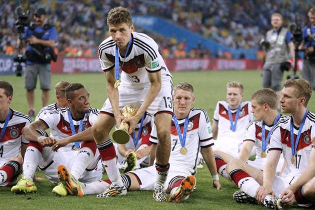 MUELLER Thomas Team Deutschland bei der Siegerehrung mit dem Welt Pokal World Cup 2014 Brasil FIFA Fussball Weltmeisterschaften 2014 in Brasilien Finale Spiel Deutschland gegen Argentinien 1 : 0 am 13.Juli 2014 in Rio de Janeiro