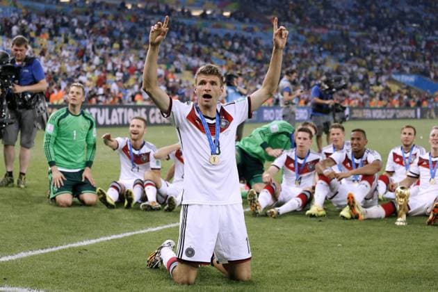 MUELLER Thomas Team Deutschland bei der Siegerehrung mit dem Welt Pokal World Cup 2014 Brasil FIFA Fussball Weltmeisterschaften 2014 in Brasilien Finale Spiel Deutschland gegen Argentinien 1 : 0 am 13.Juli 2014 in Rio de Janeiro