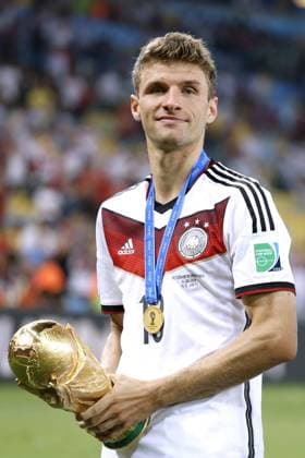 MUELLER Thomas Team Deutschland bei der Siegerehrung mit dem Welt Pokal World Cup 2014 Brasil FIFA Fussball Weltmeisterschaften 2014 in Brasilien Finale Spiel Deutschland gegen Argentinien 1 : 0 am 13.Juli 2014 in Rio de Janeiro