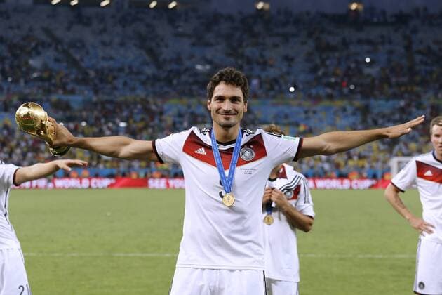 HUMMELS Mats Team Deutschland bei der Siegerehrung mit dem Welt Pokal World Cup 2014 Brasil FIFA Fussball Weltmeisterschaften 2014 in Brasilien Finale Spiel Deutschland gegen Argentinien 1 : 0 am 13.Juli 2014 in Rio de Janeiro *** HUMMELS Mats Team Germany at the award ceremony with the World Cup 2014 World Cup Brazil FIFA World Cup 2014 in Brazil Final game Germany against Argentina 1 0 on 13 July 2014 in Rio de Janeiro 