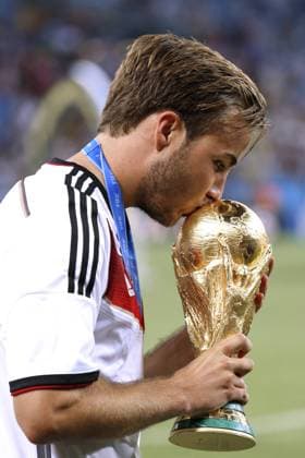 GOETZE Mario Team Deutschland bei der Siegerehrung mit dem Welt Pokal World Cup 2014 Brasil FIFA Fussball Weltmeisterschaften 2014 in Brasilien Finale Spiel Deutschland gegen Argentinien 1 : 0 am 13.Juli 2014 in Rio de Janeiro *** GOETZE Mario Team Germany at the award ceremony with the World Cup 2014 World Cup Brazil FIFA World Cup 2014 in Brazil Final match Germany against Argentina 1 0 on 13 July 2014 in Rio de Janeiro 